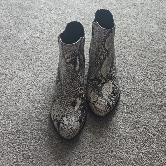 Unionbay Womens Snakeskin Print Ankle Tipper Booties Boots Sz 9.5M - Picture 2 of 6